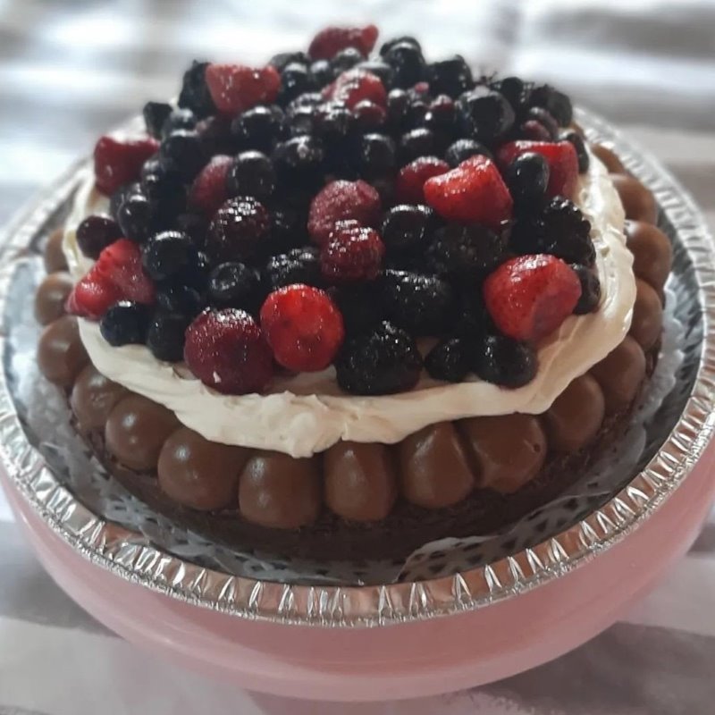 Torta Brownie con Crema y Frutos Rojos